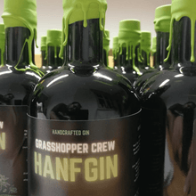 Lade das Bild in den Galerie-Viewer, Hanf Gin viele Flaschen